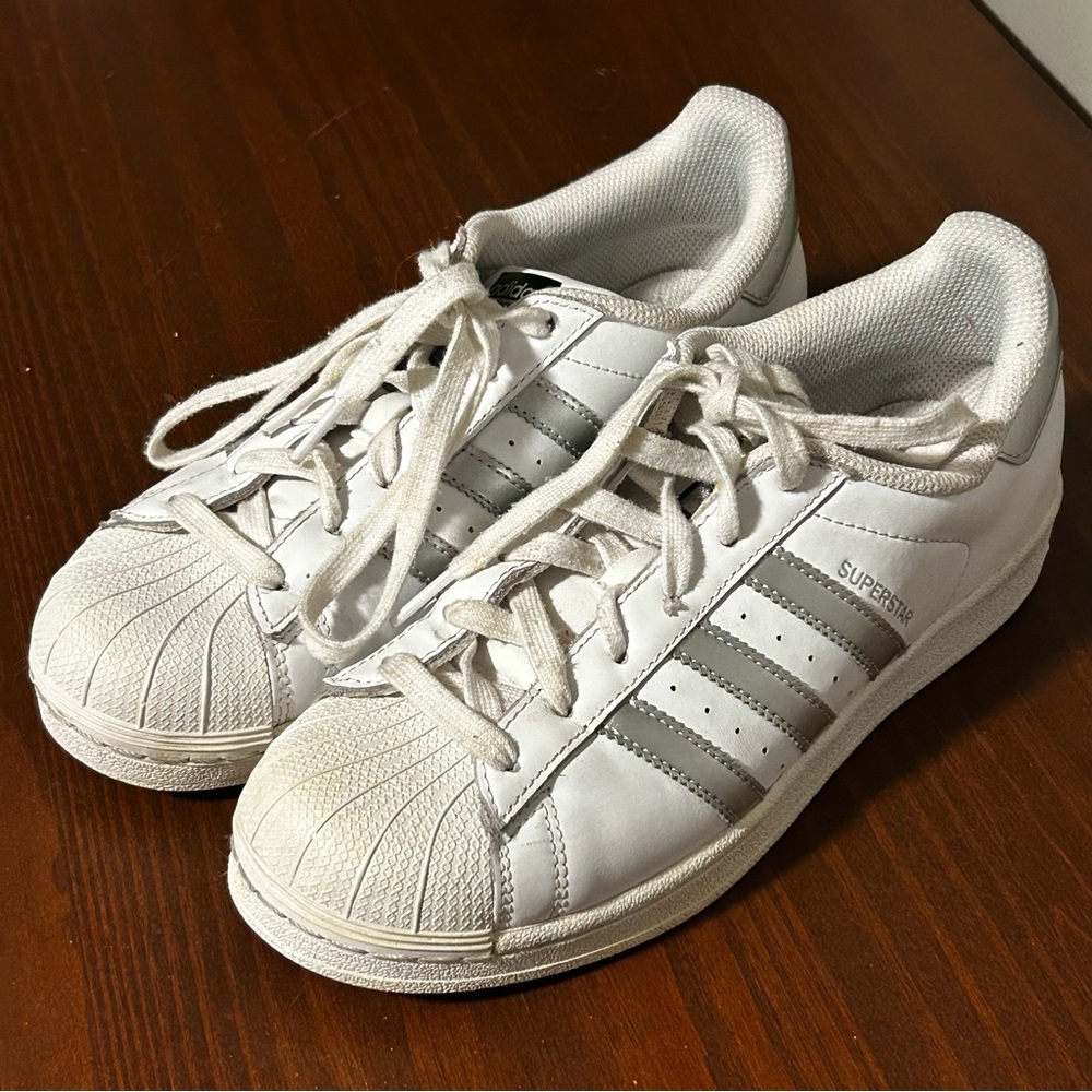 Adidas Women’s Superstar Size 7